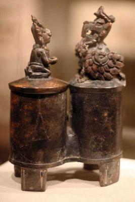 Іл. 81: “Головне пташине божество”та особа, яка йому уклоняється.Керамічна… Іл. 81: “Головне пташине божество”та…