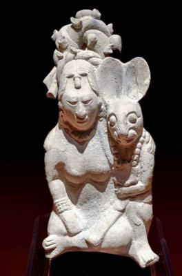 Іл. 93: Місячна Богиня з кролем. Теракотта з Хайна. Меріда, Юкатан, Музей… Іл. 93: Місячна Богиня з кролем.…