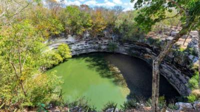 Іл. 212: “Священний сенот” в Чич’еен-Іца. Іл. 212: “Священний сенот” в…