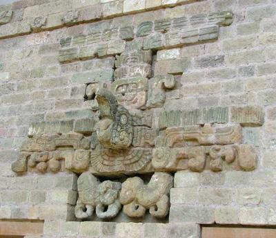 Іл. 227: Папуга. Маркувальний камінь на стінці ігрового майданчика в Копані. Іл. 227: Папуга. Маркувальний камінь…