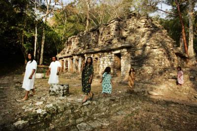 Іл. 370: Лакандони в Йашчілані. Фото:…