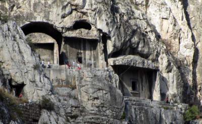 Ілл. 4. Гробниці понтійських царів в Амасії (сучасна Амасья, Туреччина). ІІІ –… Ілл. 4. Гробниці понтійських царів в…