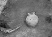 Глиняный сосуд из погребения III—IV…