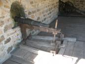 Рис. 2.4.2.3.21. Гармата XVII ст. на станку – реконструкція на бастіоні… Рис. 2.4.2.3.21. Гармата XVII ст. на…