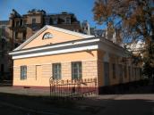 Рис. 2.4.2.5.12. Житловий будинок (т.з. з крамницями) поч. ХІХ ст., вул.… Рис. 2.4.2.5.12. Житловий будинок…