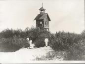 Рис. 2.5.6.15. Сторожка водомірного посту на перешийку Труханового з Муромцем,… Рис. 2.5.6.15. Сторожка водомірного…