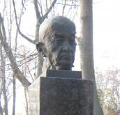 Рис. 2.7.12.32. Могила Миколи Шарлеманя на Звіринецькому кладовищі (бюст… Рис. 2.7.12.32. Могила Миколи…