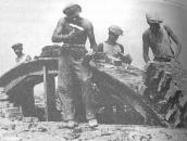 Рис. 2.7.21. Спорудження гранітної набережної у Києві, 1935 р., за (Анисимов,… Рис. 2.7.21. Спорудження гранітної…