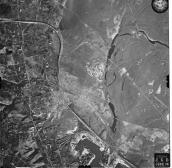 Рис. 2.7.6.12. Почайнинська протока на німецькому аерофотознімку Києва… Рис. 2.7.6.12. Почайнинська протока на…