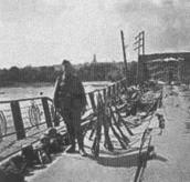 Рис. 2.8.2.6.8. Німецький вояк на Русанівському мосту пильнує зброю свого… Рис. 2.8.2.6.8. Німецький вояк на…