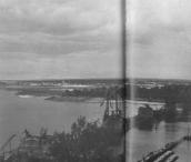 Рис. 2.8.2.1.1. Руїни Ланцюгового мосту, вересень 1941 р. з права помітно… Рис. 2.8.2.1.1. Руїни Ланцюгового…