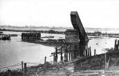 Рис. 2.8.3.36. Радянський низьководний міст (на другому плані) на передньому… Рис. 2.8.3.36. Радянський низьководний…