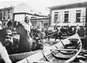 Podilians on photo during Podil flood…