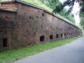 Рис. 1. 30. Цегляна ескарпова стіна з бійницями форту Виняри в Познані, 2025.… Рис. 1. 30. Цегляна ескарпова стіна з…