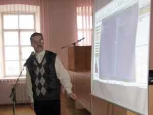 Микола Жарких проводить презентацію