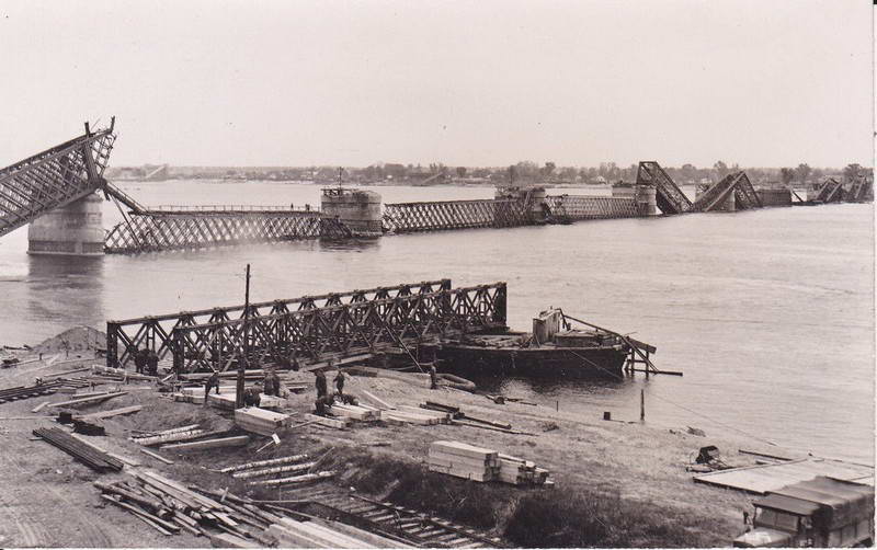 Руїни Дарницького залізничного мосту…