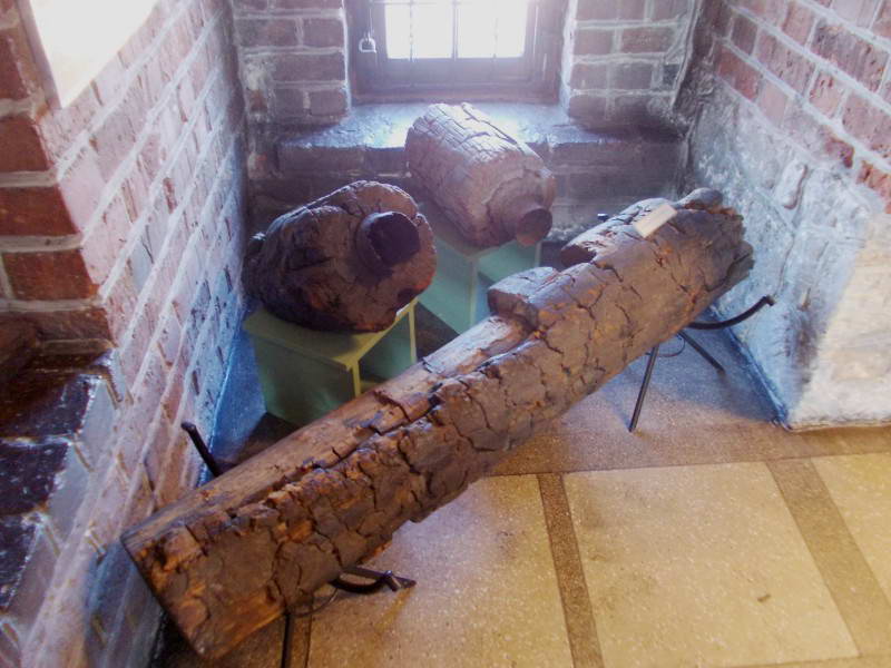 Фрагменти дерев'яних водогіннних труб…
