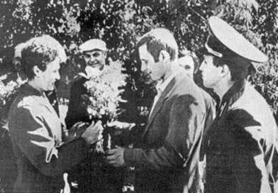 О.И.Башкирова вручает цветы младшему…